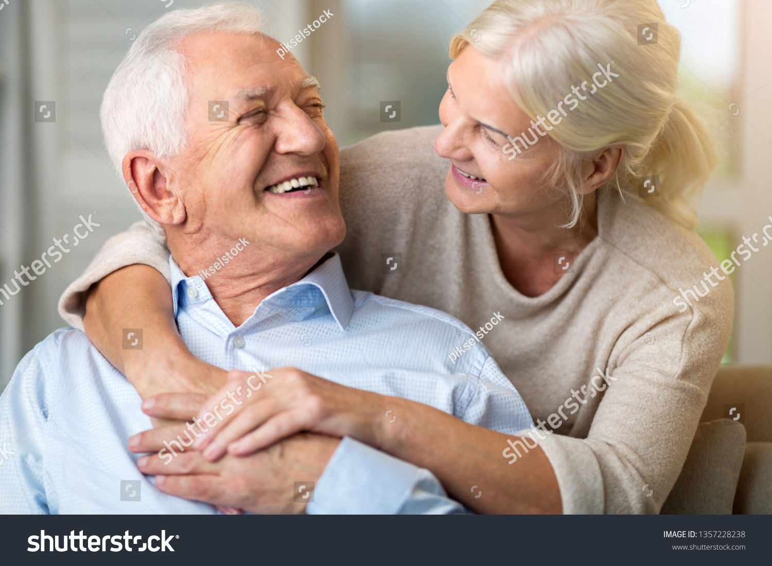 自宅のソファに座っている幸せな老夫婦のポートレート写真素材1357228238 Shutterstock