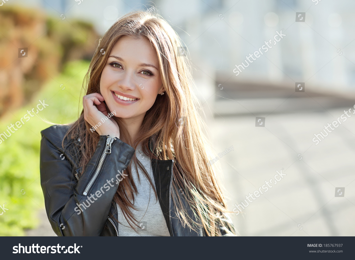 Portrait Of Young Smiling Beautiful Woman Stock Photo 185767937 ...