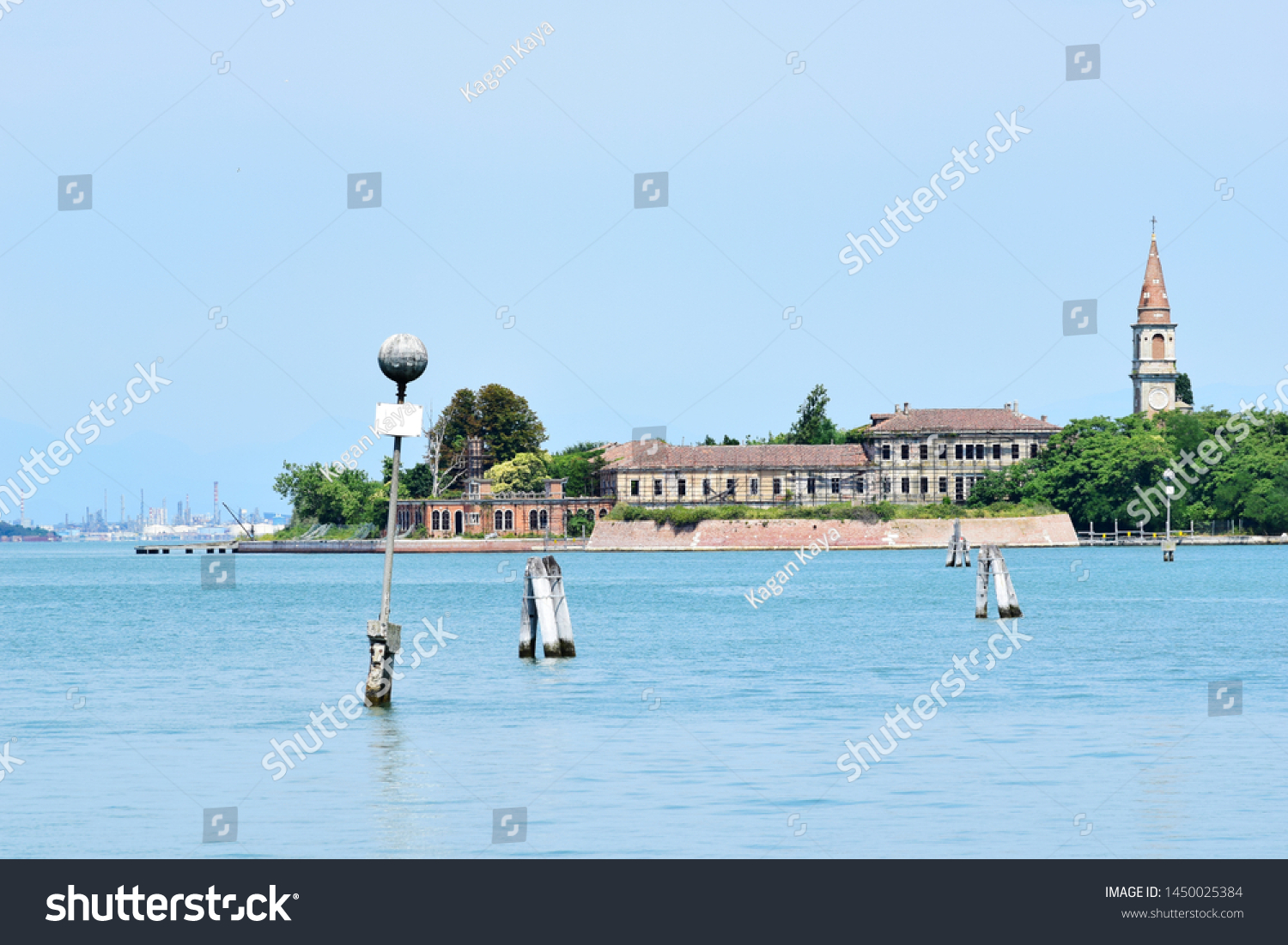 ポヴェリアは イタリアのベニス ラグーンにあるベネチアとリドの間に位置する小さな島で リド島のマラモッコから見た の写真素材 今すぐ編集