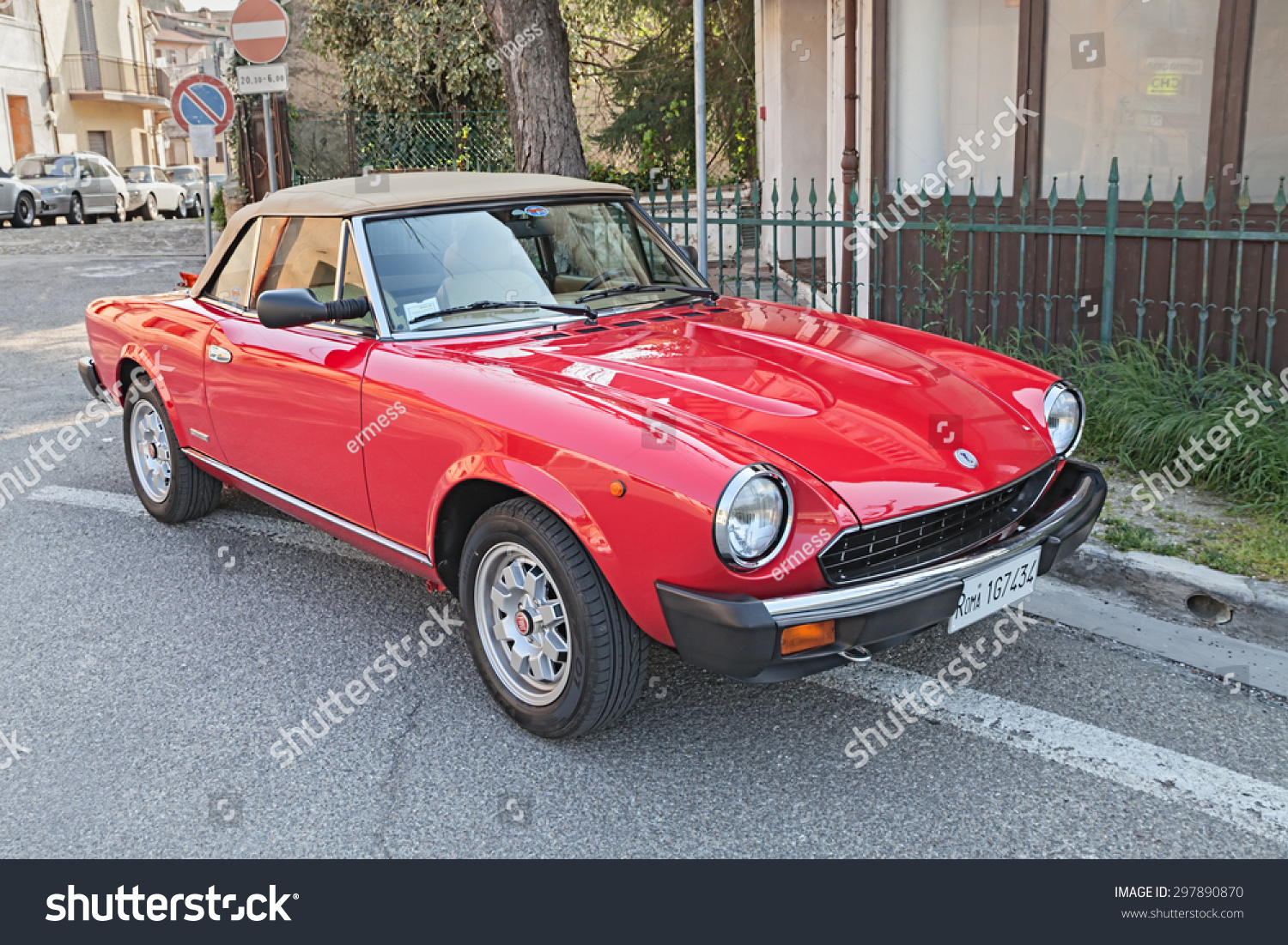 328 Fiat spider 124 Images, Stock Photos & Vectors | Shutterstock