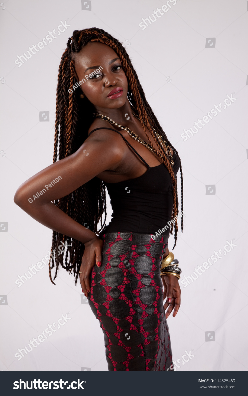 Pretty Black Woman Dreadlocks Looking Camera Stockfoto