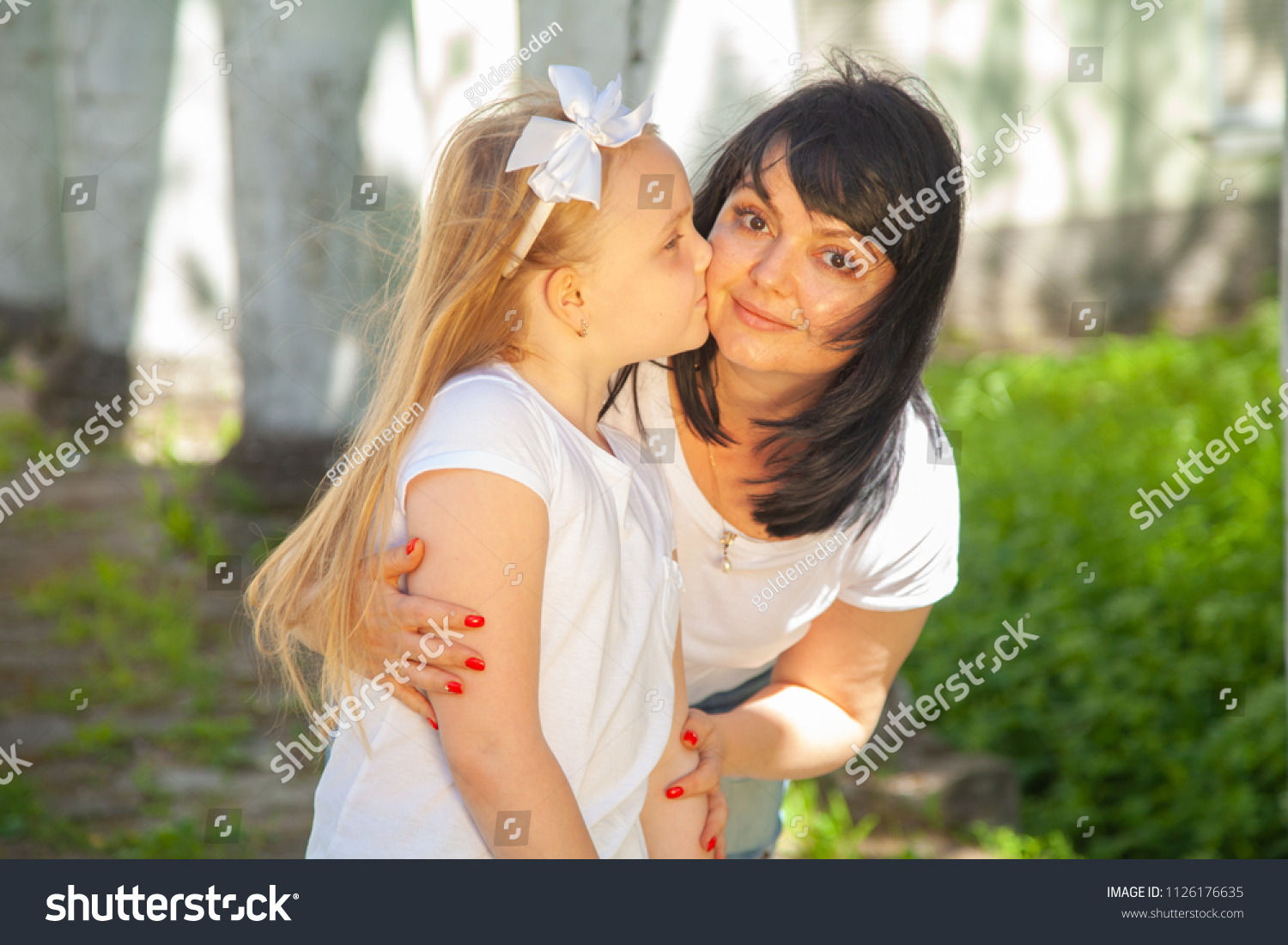 Pretty Mother Happy Daughter Kissing Each库存照片1126176635 Shutterstock 