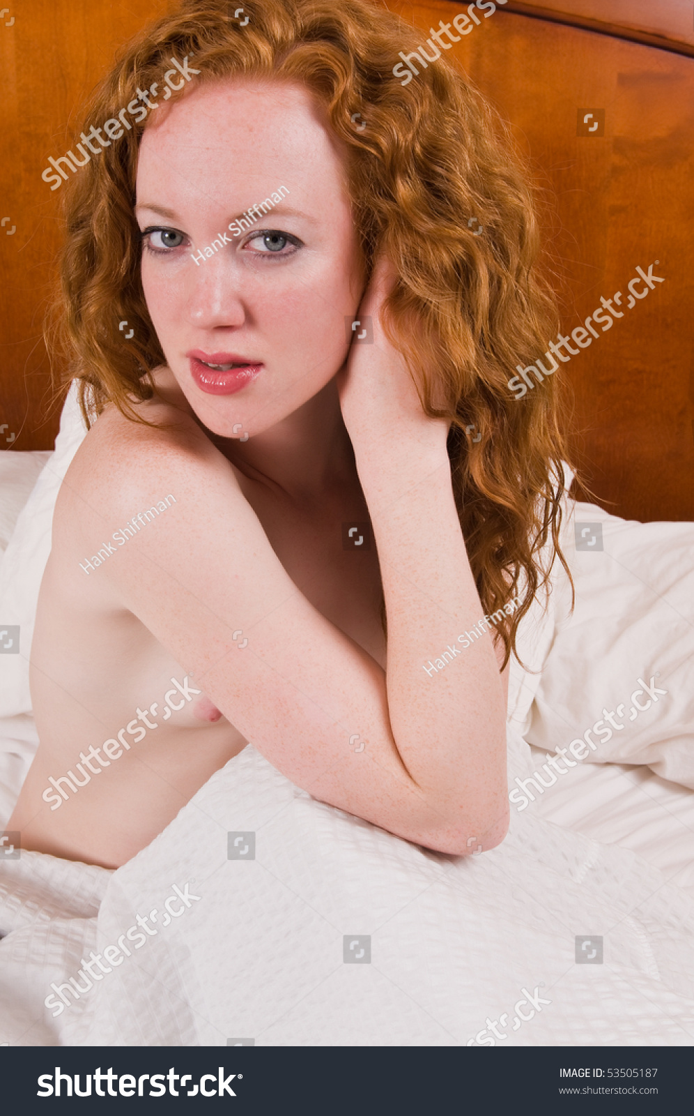 Pretty Pale Redhead Sitting Nude Bed Foto De Stock Editar Ahora