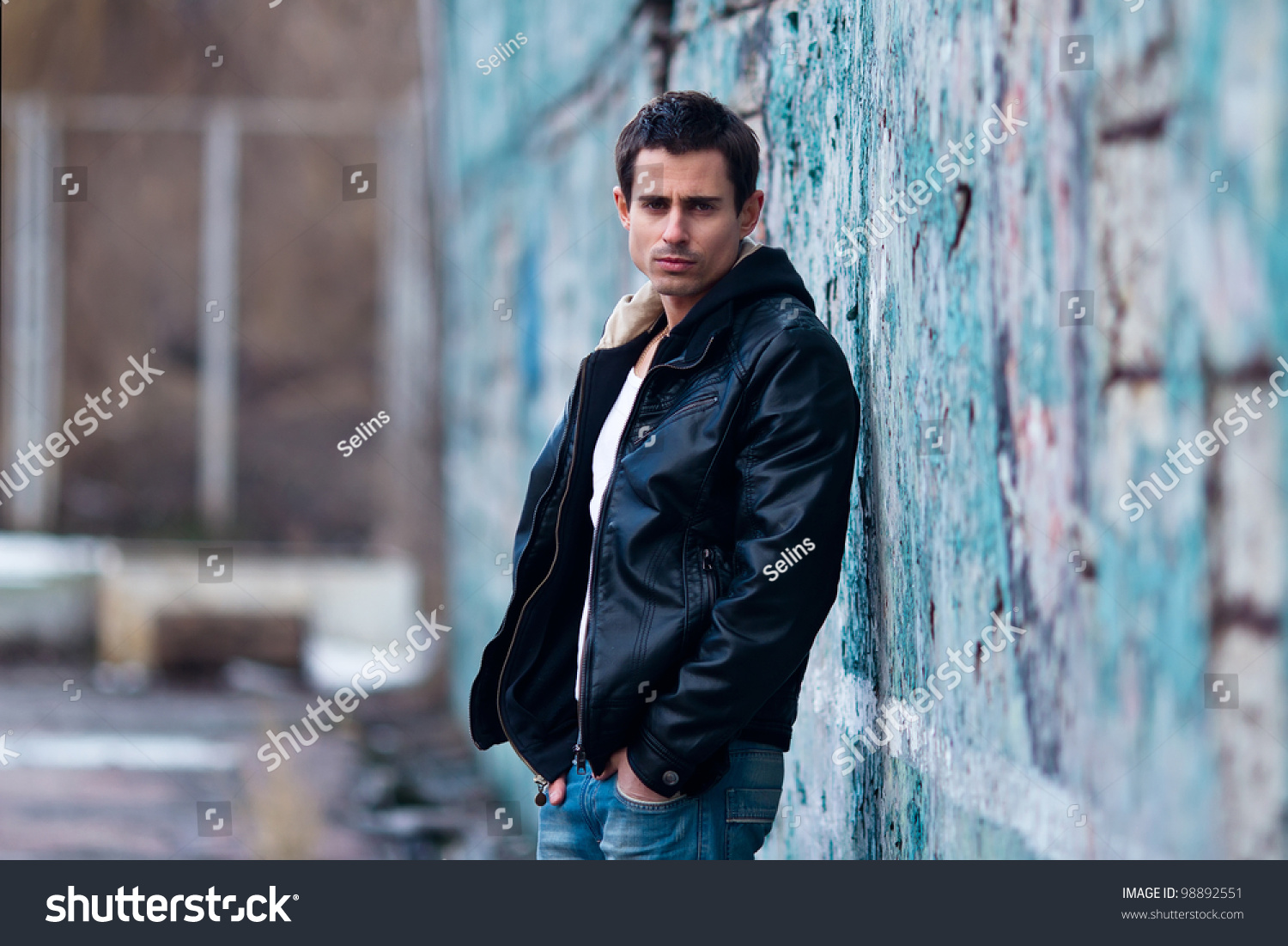 Featured image of post Male Model Poses Outside : It has both studio and natural lighting, easy and complex poses.