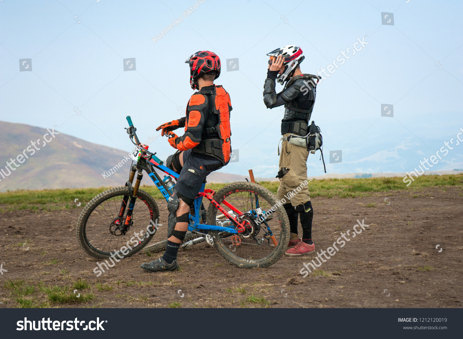 professional downhill mountain bikers