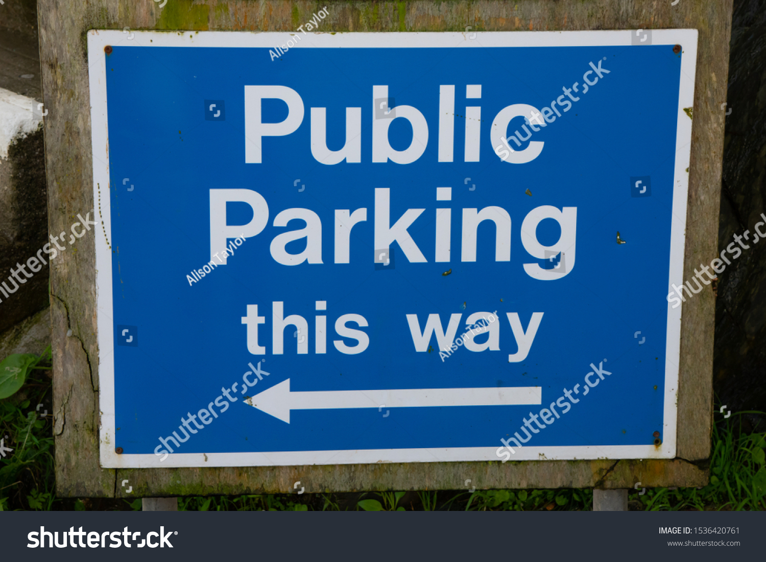 Public Parking This Way Sign Stock Photo 1536420761 | Shutterstock