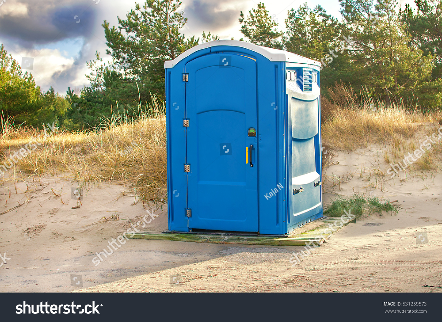 seachvoyeur japan beach toilet