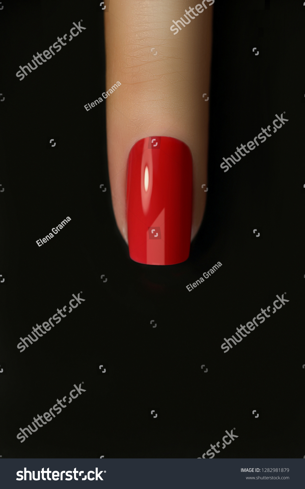 Point A Ongle Du Doigt Rouge Photo De Stock Modifier Maintenant