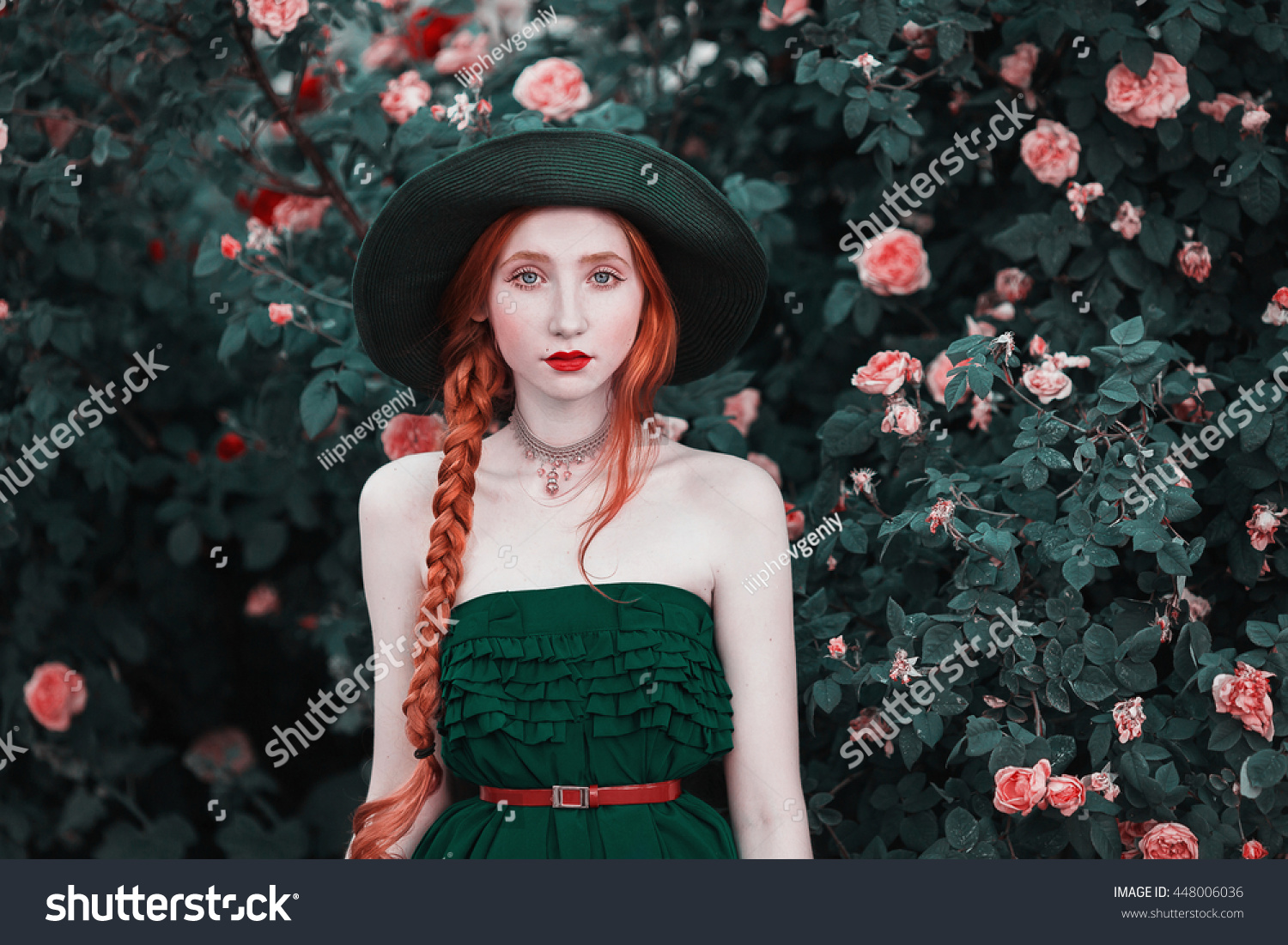 Redhaired Girl Blue Eyes Pale Skin Stockfoto Jetzt