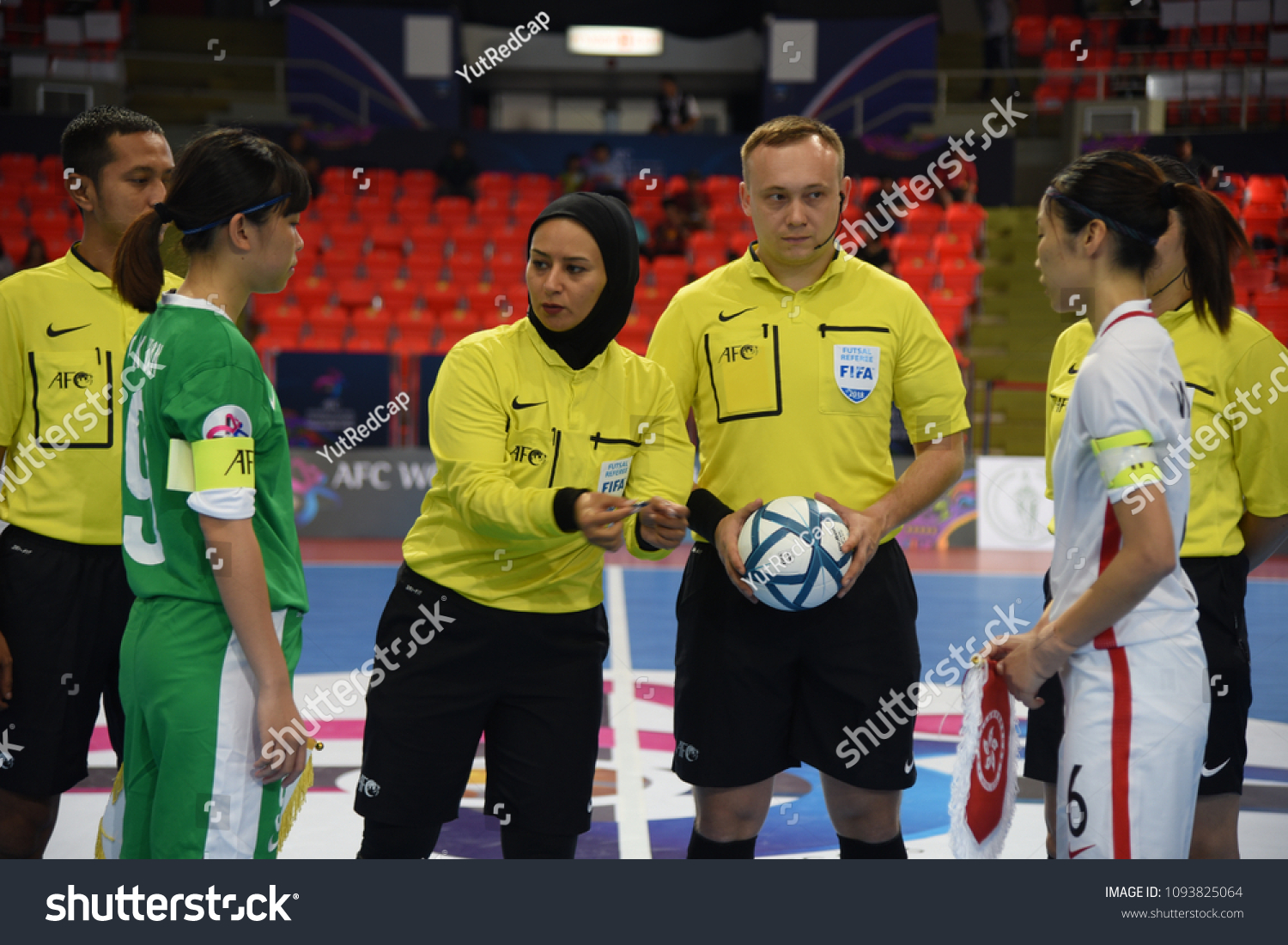 Referee Zari Fathi Fifa Coin Toss Stock Photo 1093825064 | Shutterstock
