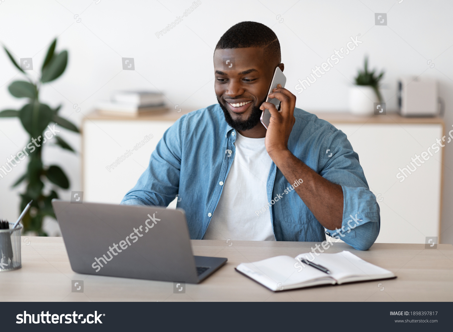 162,505 Laptop talking phone Images, Stock Photos & Vectors | Shutterstock