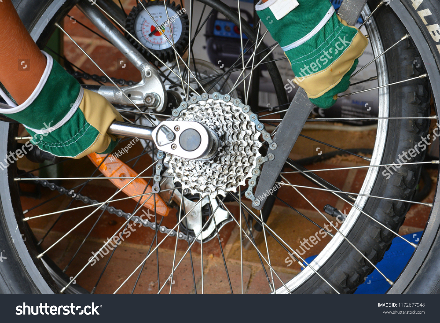 removing rear sprocket on bicycle