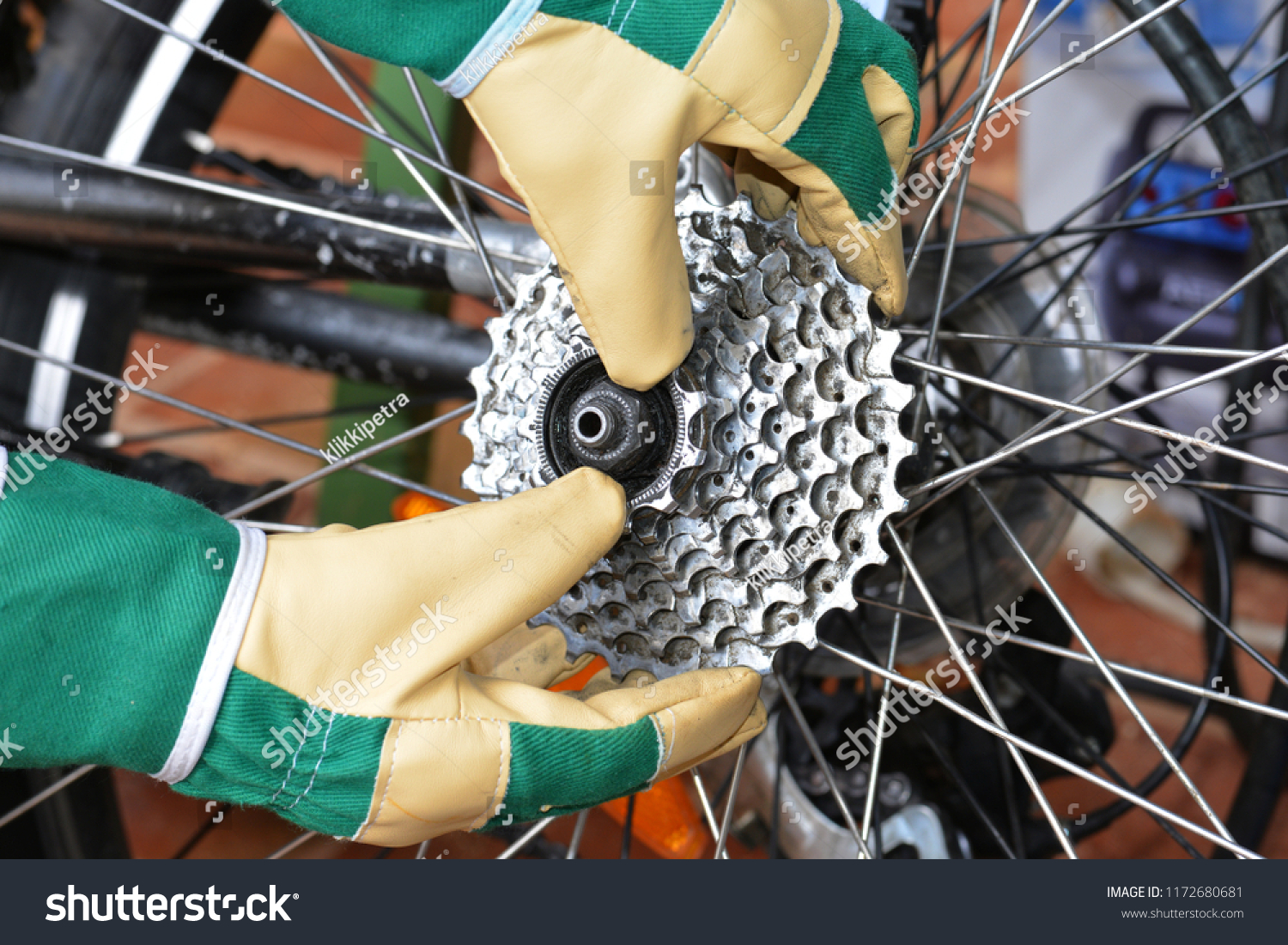 removing rear sprocket on bicycle