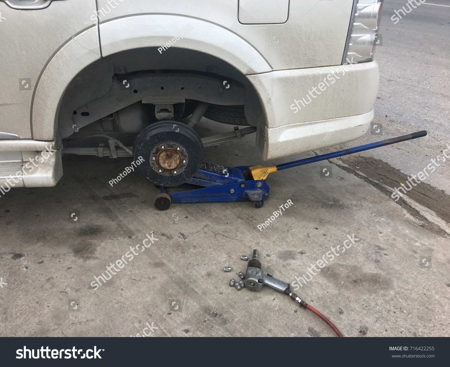 tool to take off tire