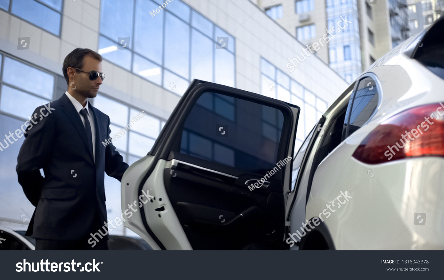 責任ある運転手が上司の車のドアを開け 贅沢なサービス 職務を行う の写真素材 今すぐ編集