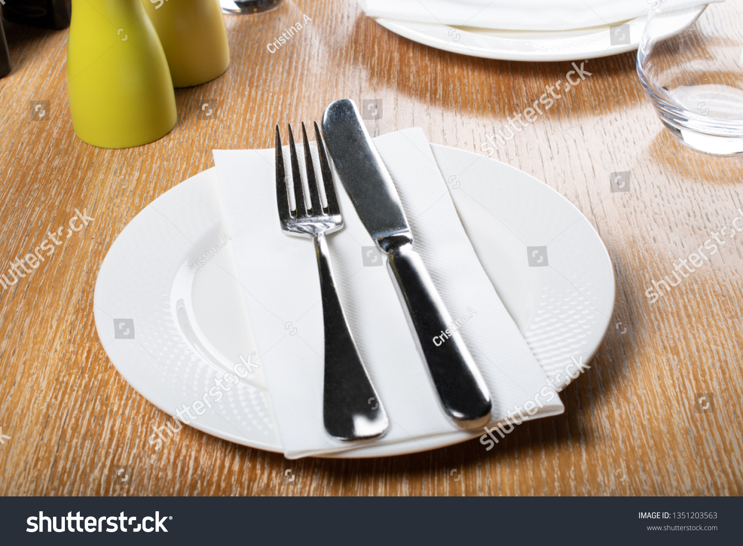 table cutlery arrangements