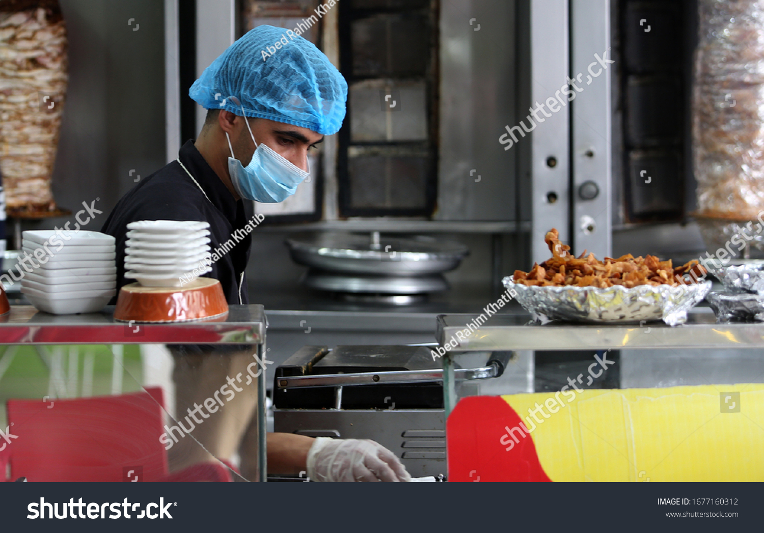 Restaurant Workers Wears Mask On His foto stock (editar agora) 1677160312