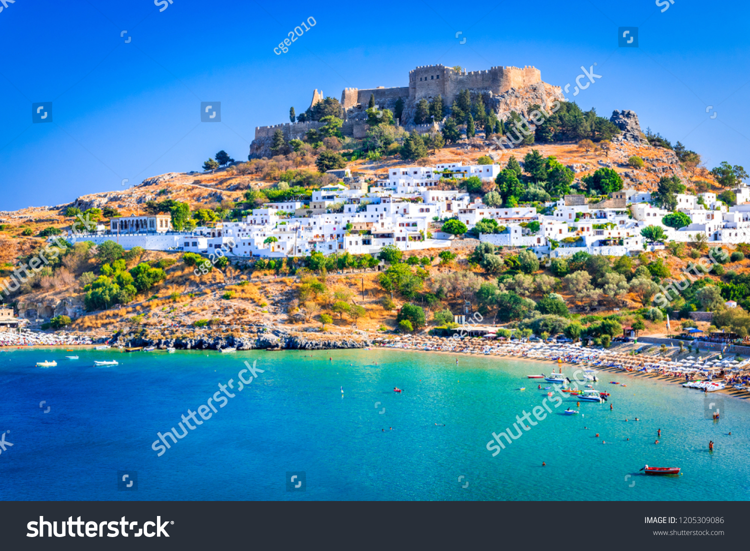 ギリシャ ロードス リンドスの小さな白塗りの村とアクロポリス エーゲ海のロドス島の風景 の写真素材 今すぐ編集