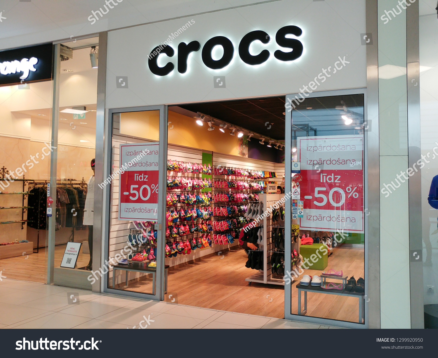 shoe stores that sell crocs near me
