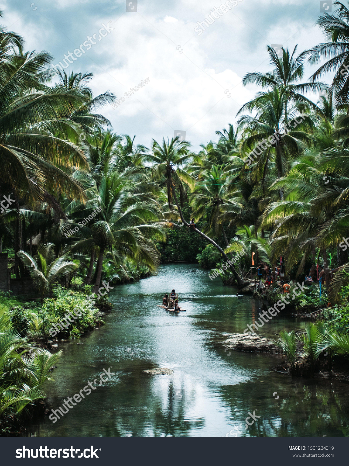 フィリピンのシャルガオで その隣に筏と人 泳ぎ手を持つヤシの木のジャングルを流れる川 の写真素材 今すぐ編集
