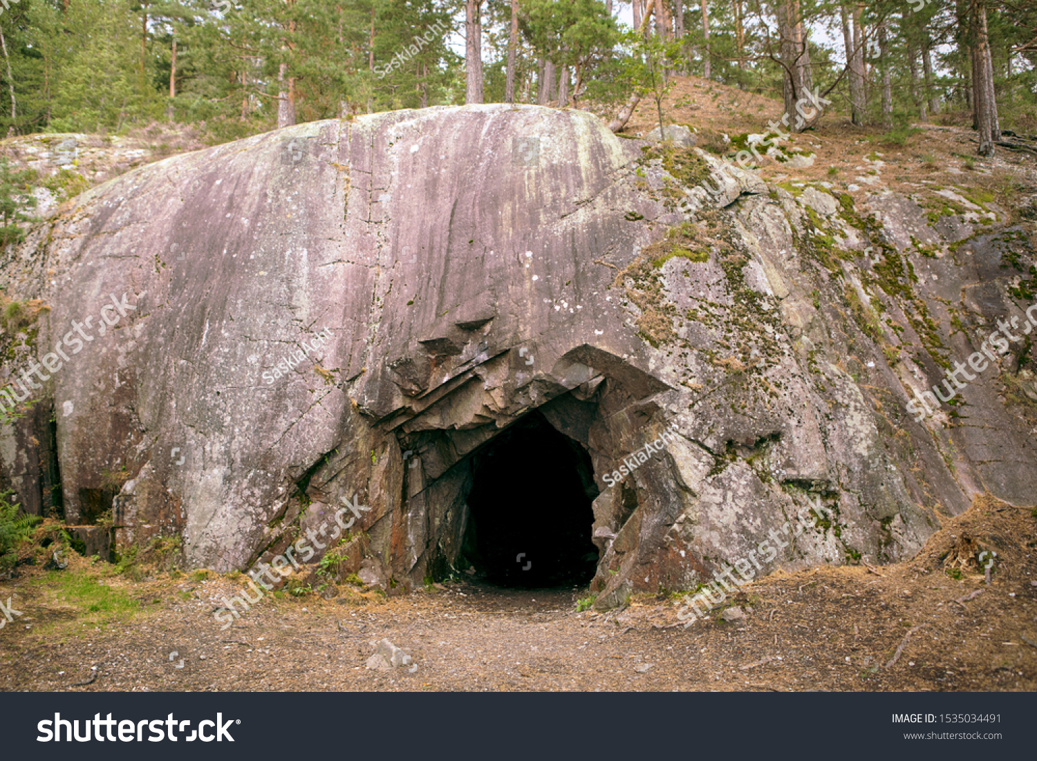 暗い穴のあいた岩壁 鉱物由緒ある鉱山 スプロの洞窟の入り口 ノルウェー ネソダンゲン半島 の写真素材 今すぐ編集 1535034491