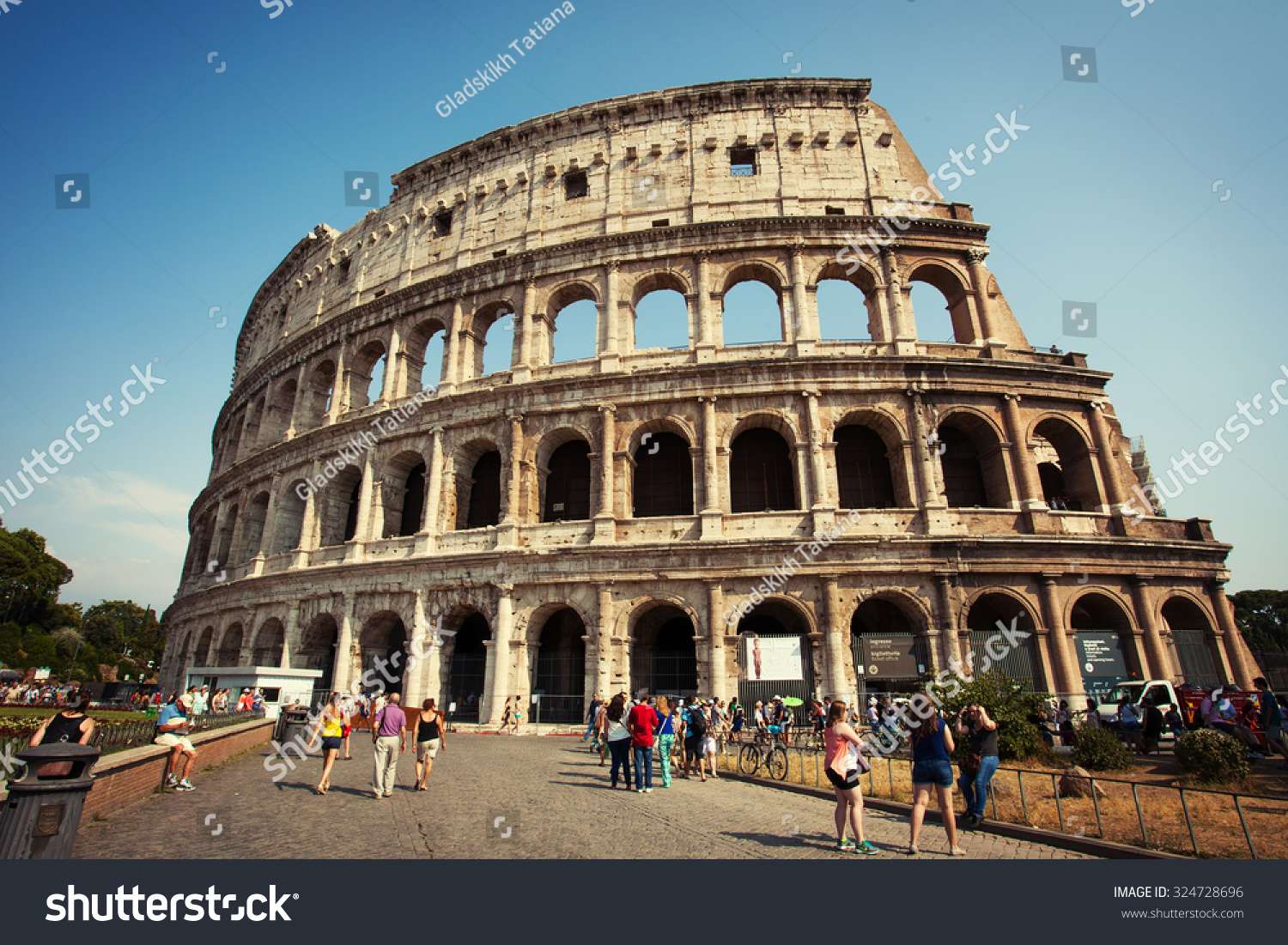 Rome Italy July 10 Tourists Visiting Stock Photo 324728696