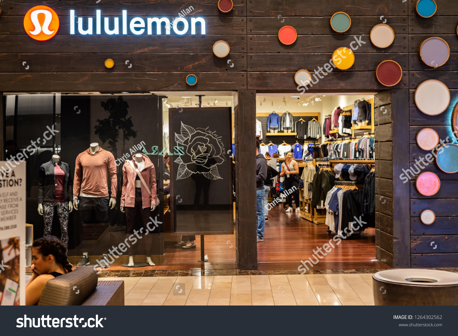 lululemon galleria hours