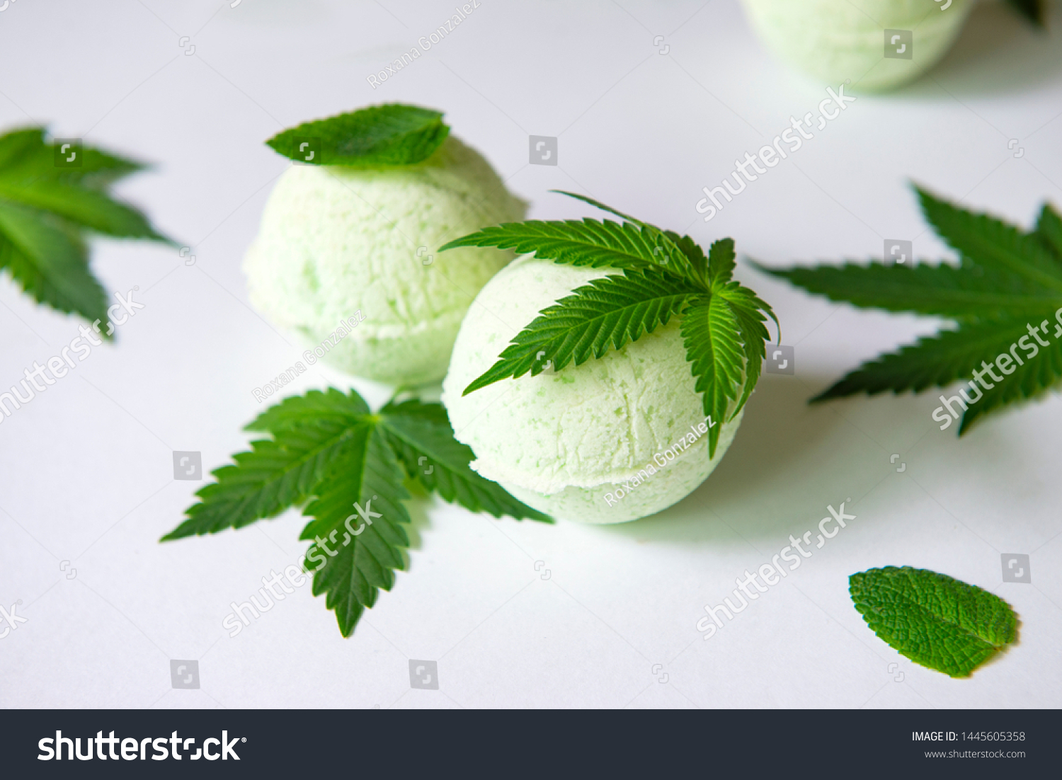 白い背景に丸い緑の大麻風呂爆弾とマリファナの葉 の写真素材 今すぐ編集