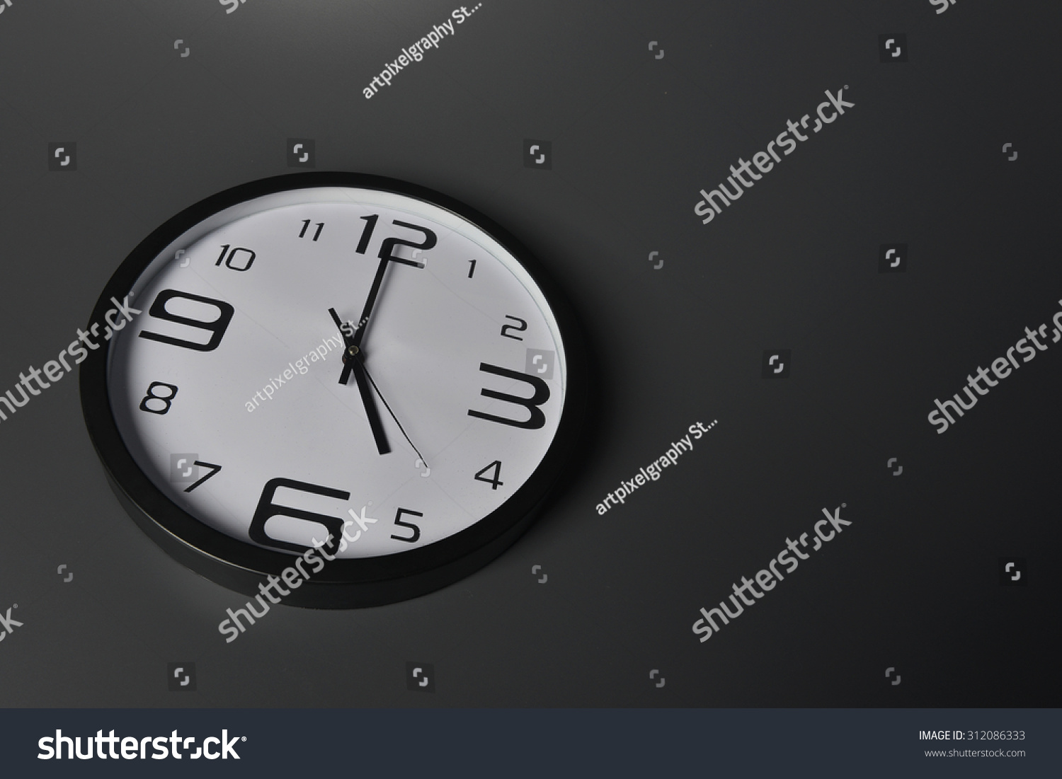 Round Office Clock Shows 5 Oclock Stock Photo 312086333 | Shutterstock