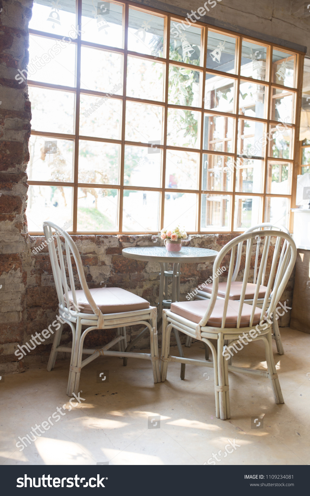 Round Table Chairs Cafe Vintage Style Stockfoto Jetzt Bearbeiten 1109234081