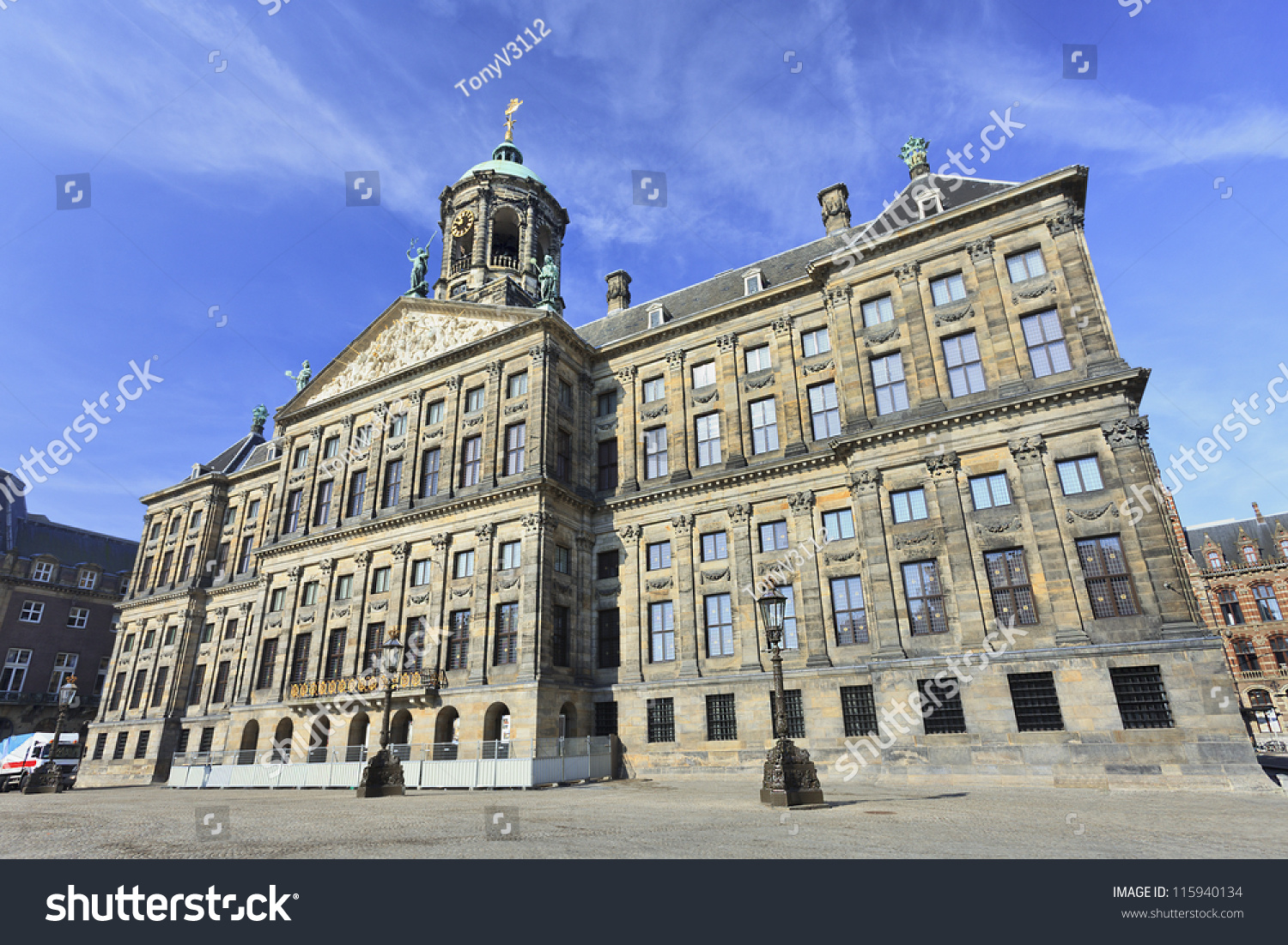 アムステルダムのダム広場にある王宮 17世紀のオランダ黄金時代に市役所として建てられた の写真素材 今すぐ編集