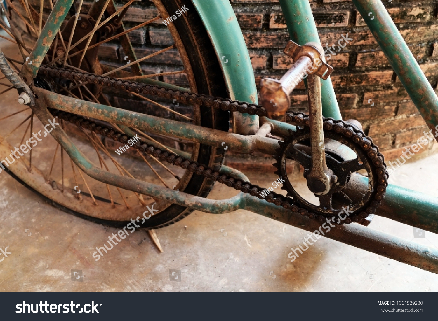 broken bicycle chain