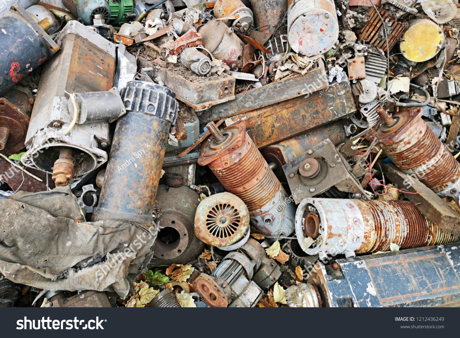 Rusty Engines Stacked Scrapyard Engine Parts の写真素材 今すぐ編集