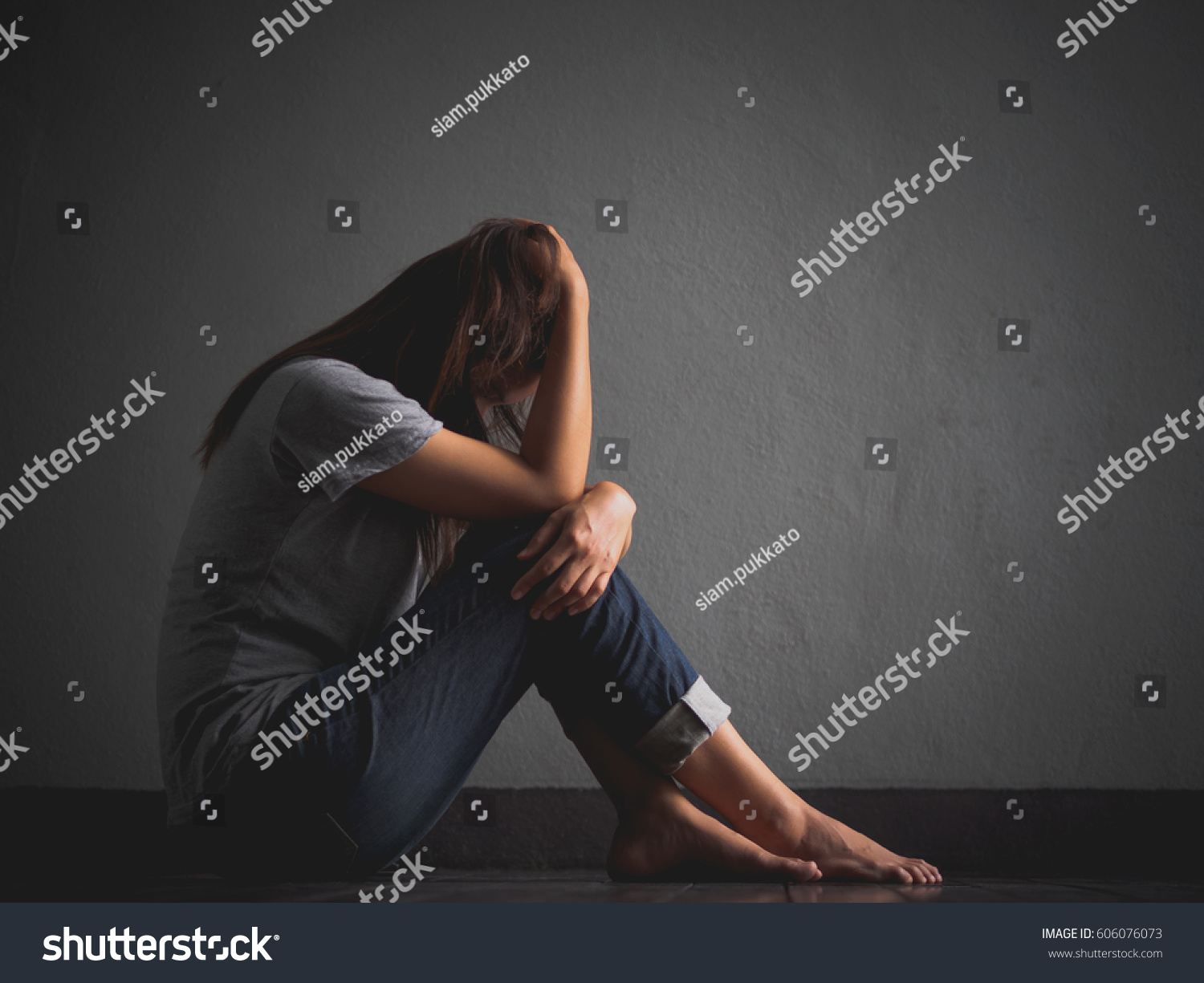 Sad Woman Hug Her Knee Cry Stock Photo 606076073 - Shutterstock