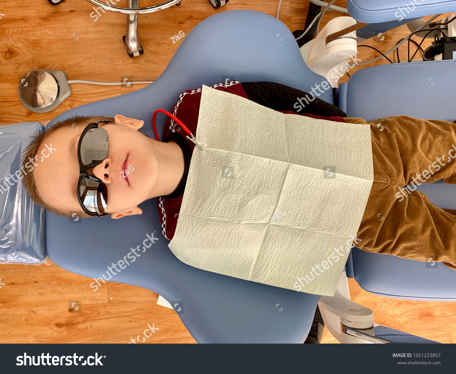 197 Laying On Dentist Chair Images, Stock Photos & Vectors 