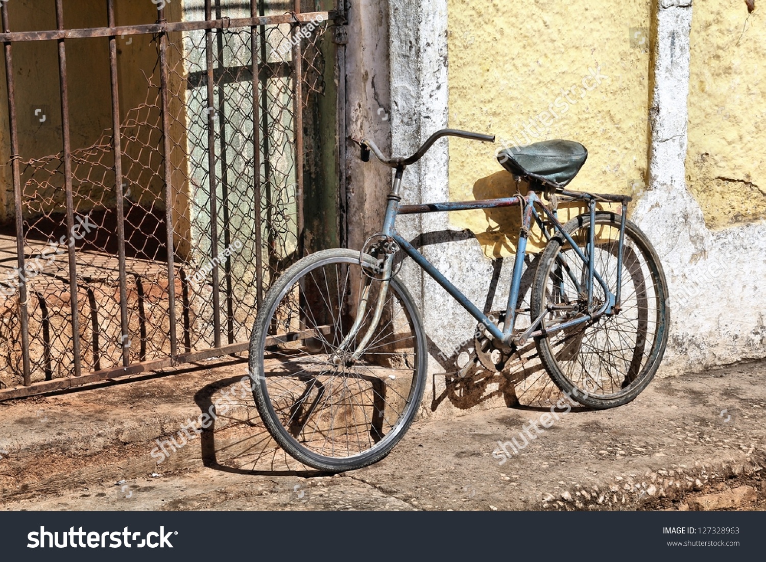 Sancti Spiritus, Cuba - Old Junk Bicycle Still In Use Stock Photo ...