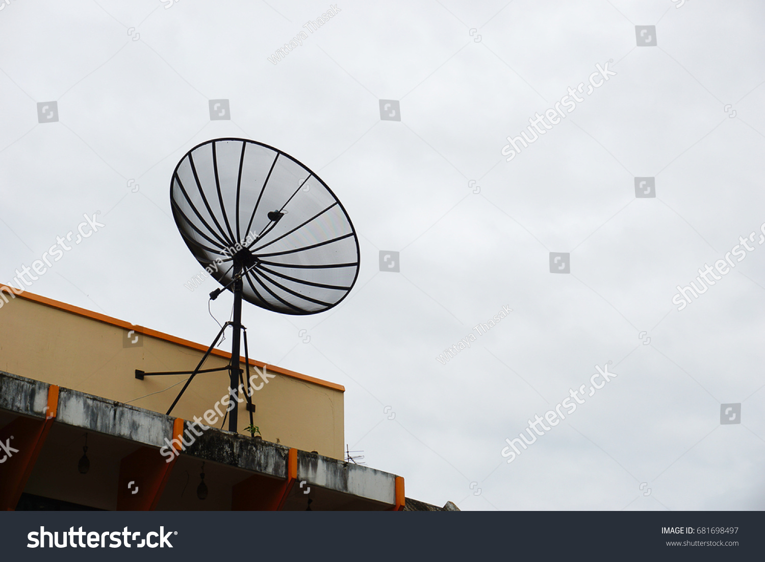 rain cover for satellite dish