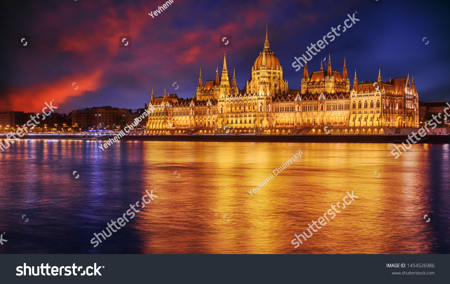 日没時に色とりどりのドラマチックな空を持つブダペストの 反射を持つハンガリー議会の風景画 ブダペストの街並みを眺める素晴らしい景色 素晴らしい絵のような風景 人気の旅行先 の写真素材 今すぐ編集