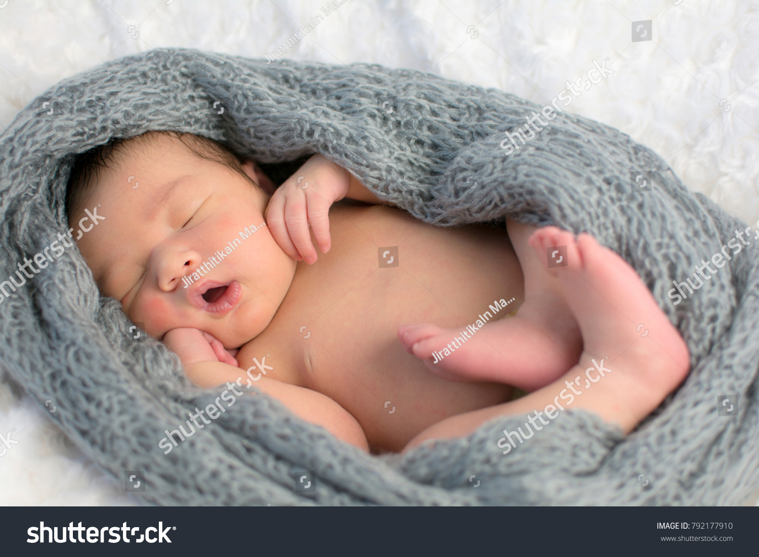 newborn sleeps with mouth open