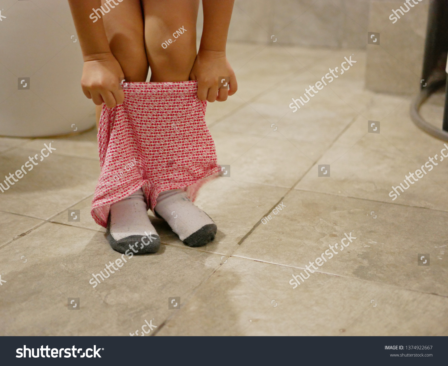 Girls Peeing Bilder Stockfotos Und Vektorgrafiken Shutterstock