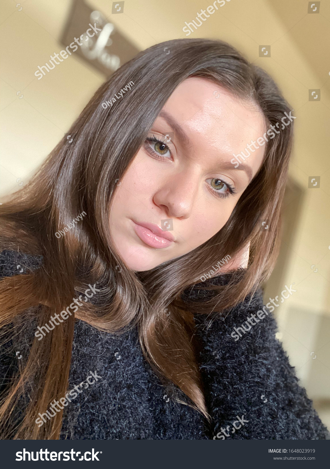 Hübsche frau braune haare selfie
