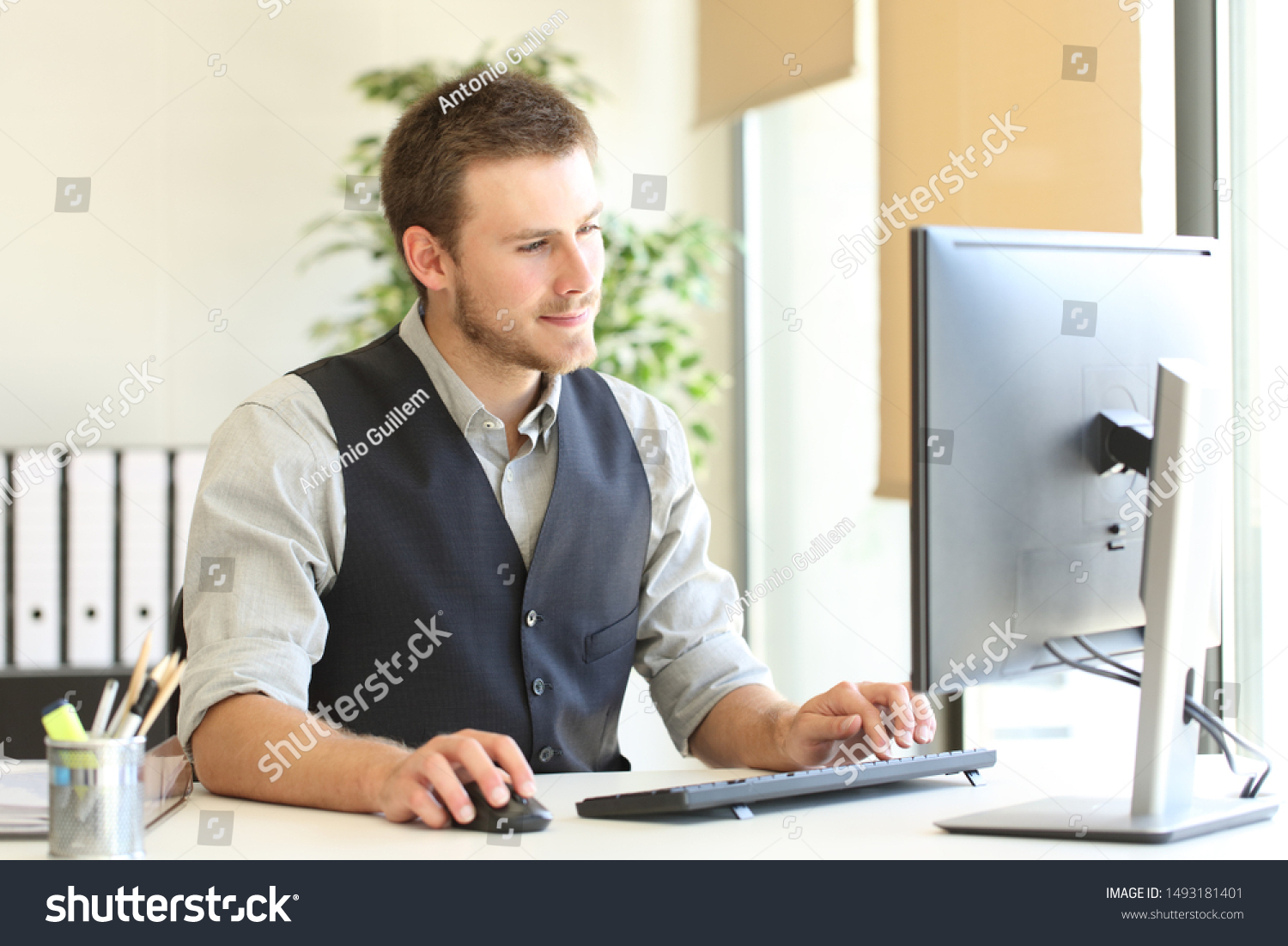 7,894 Man using mouse Images, Stock Photos & Vectors | Shutterstock