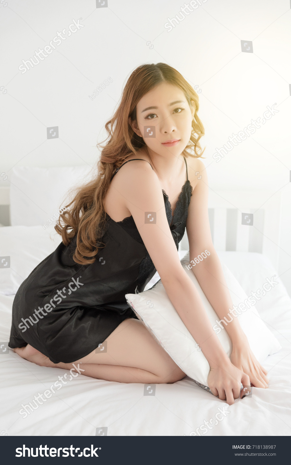 Sexy Asian Slim Woman Posing Bed Foto Stok 718138987 Shutterstock