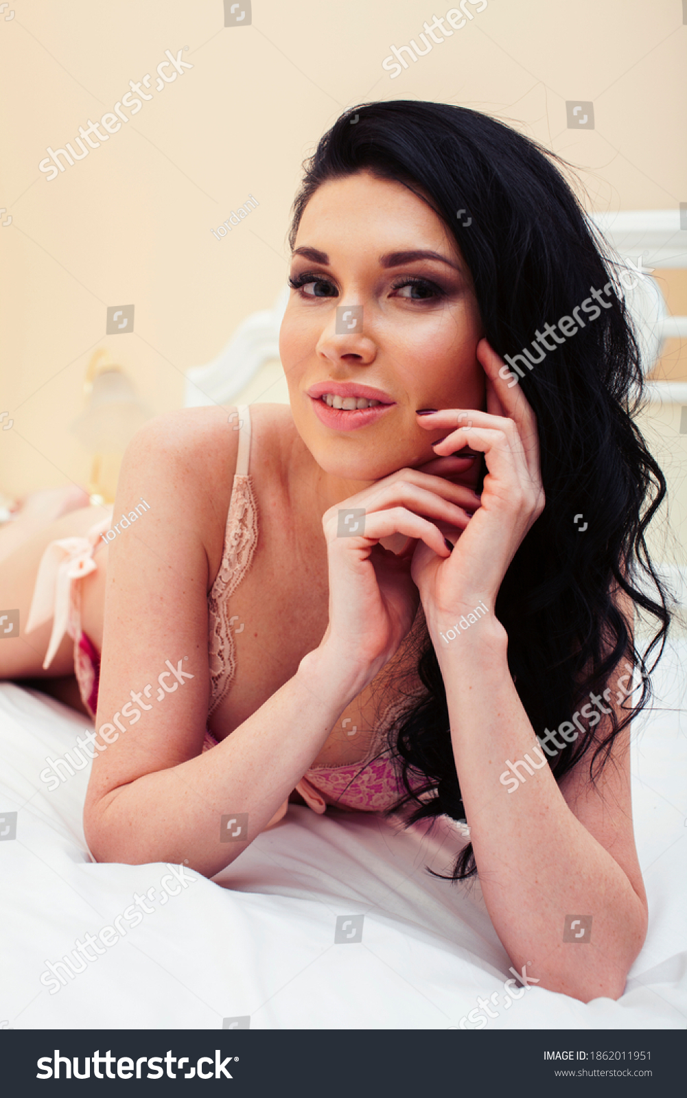 Sexy Sch Ne Brunette Frau Im Bett Stockfoto Shutterstock