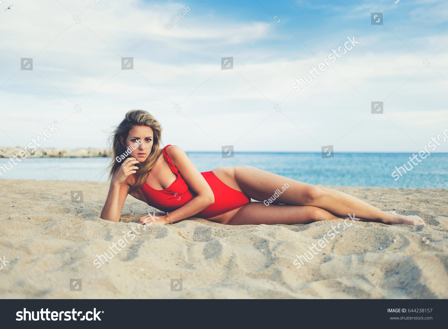 Zdjęcie Stockowe „sexy Bikini Model Beautiful Figure Lying” 644238157