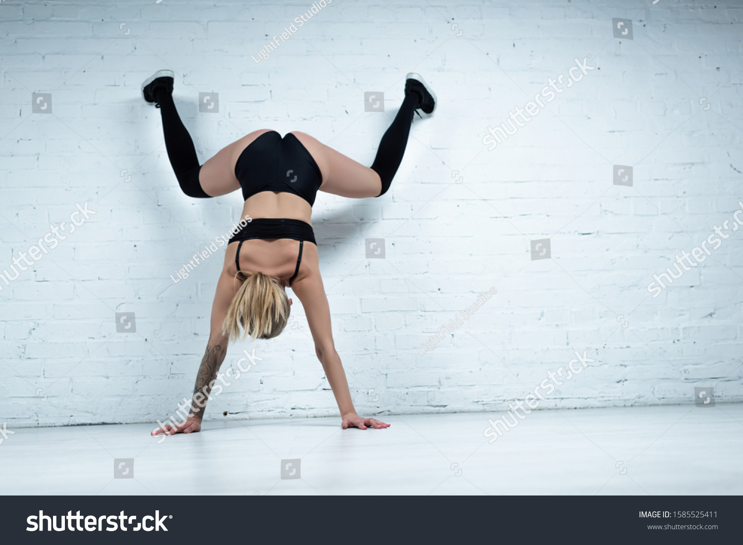 Sexy women twerking