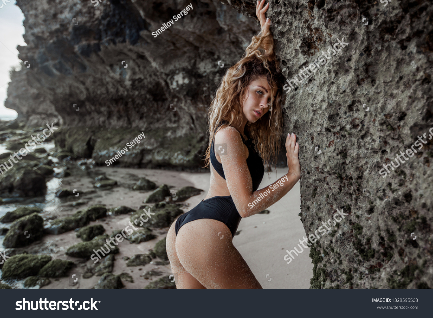 Sexy Girl Swimsuit On Rocky Beach写真素材1328595503 Shutterstock 9045