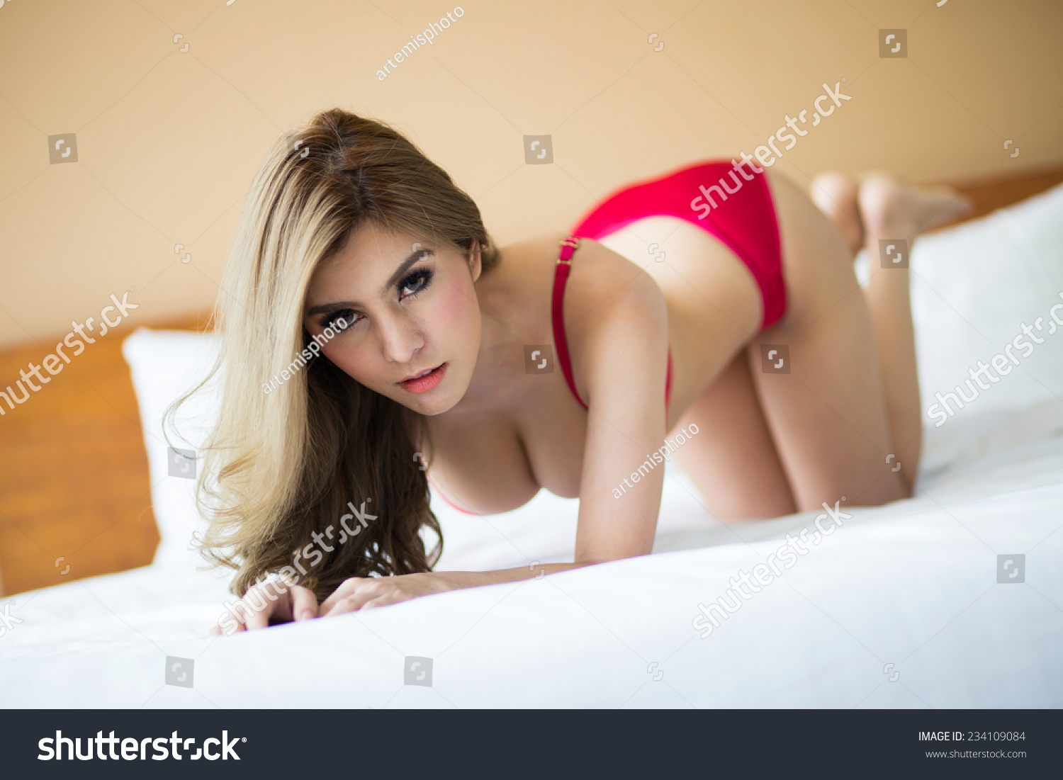 Sexy bed girl