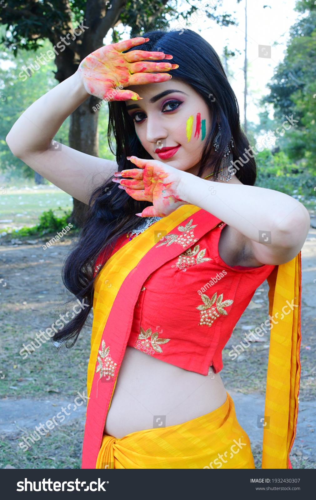 Hot girls in saree pics
