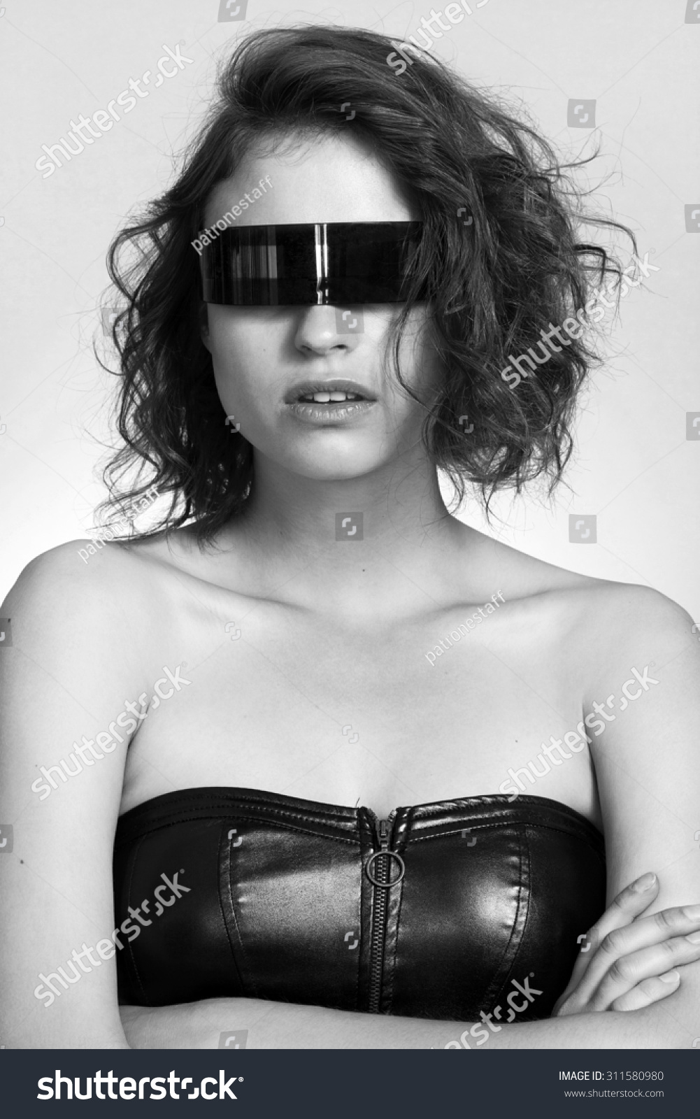 Sexy Girl Portrait Wearing Futuristic Sunglasses Stockfoto 311580980